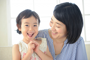 母親と子供の笑顔
