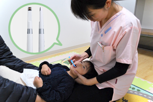 このお部屋では先生のお膝が診療チェア代わりです
